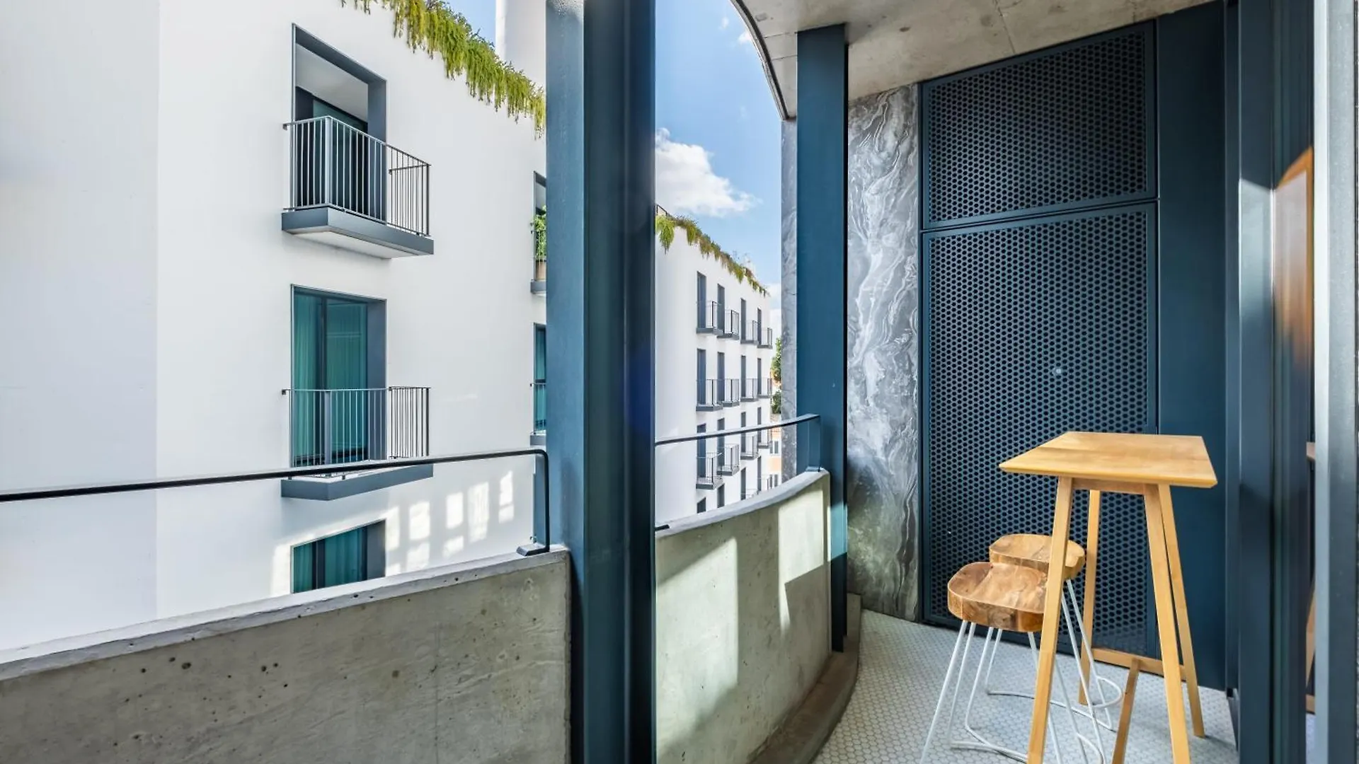 Jacuzzi, Terrace & Infinity Pool At Savoy Insular Apartman Funchal