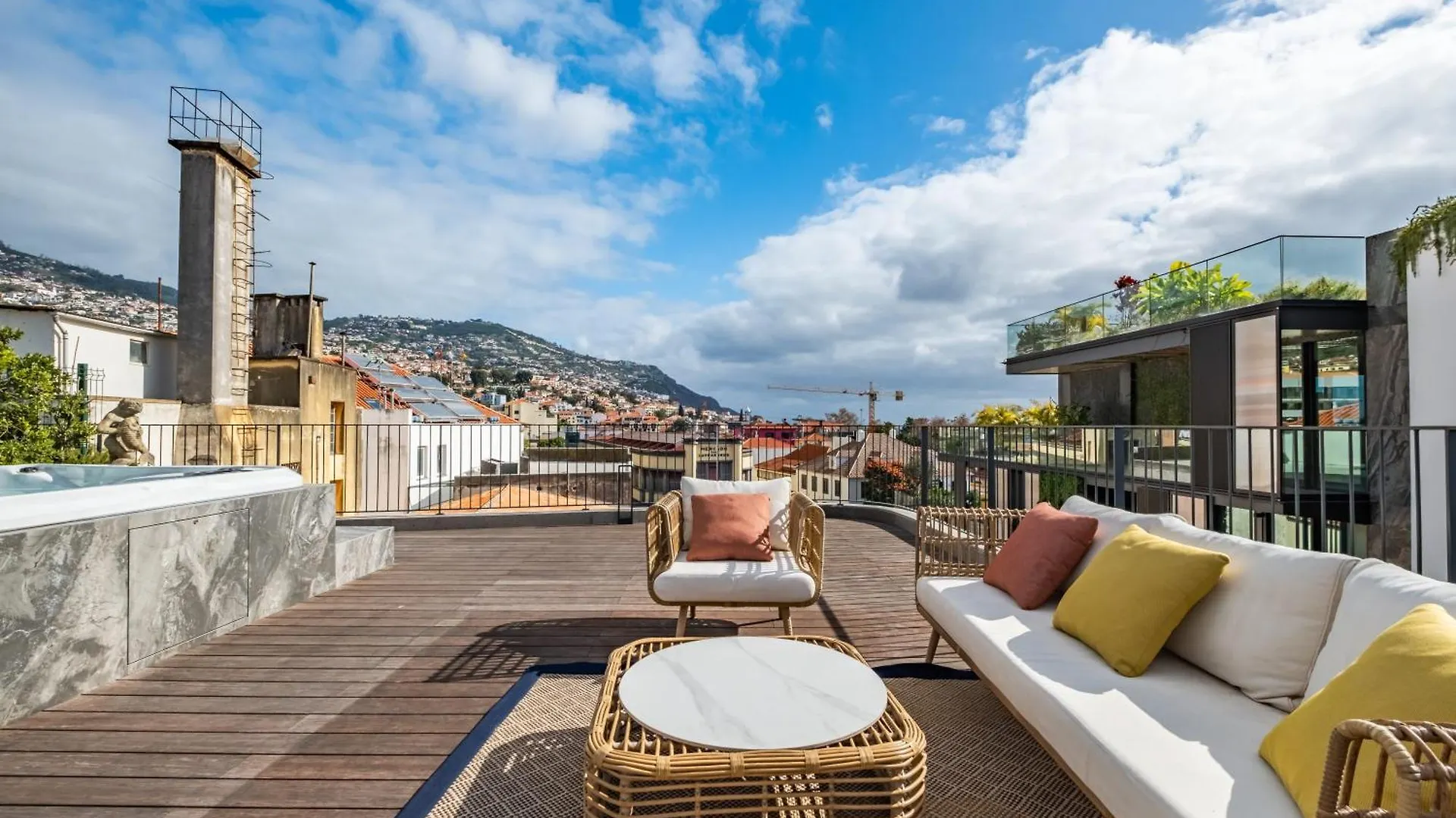 Jacuzzi, Terrace & Infinity Pool At Savoy Insular Apartman Funchal