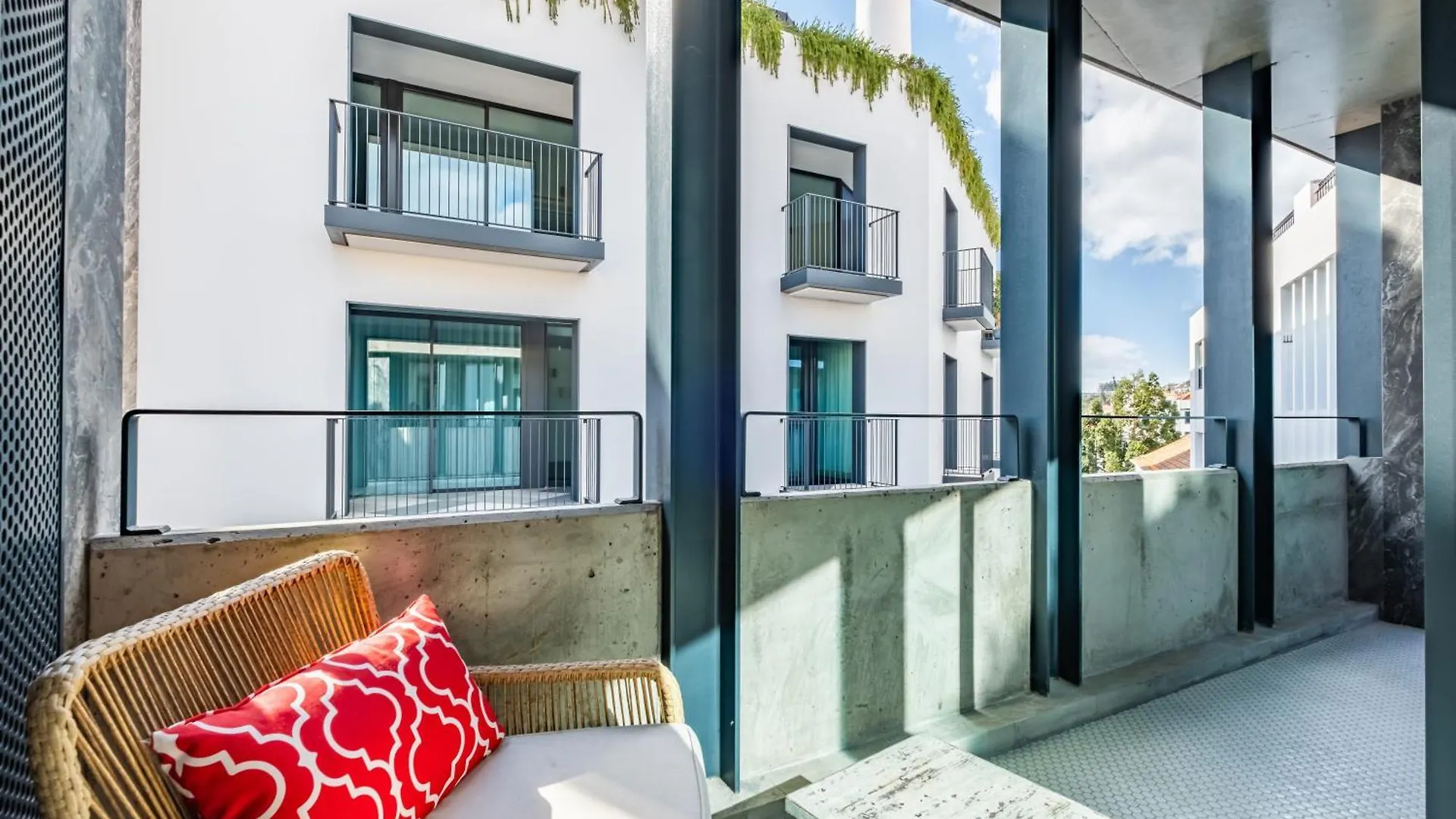 Jacuzzi, Terrace & Infinity Pool At Savoy Insular Apartman Funchal