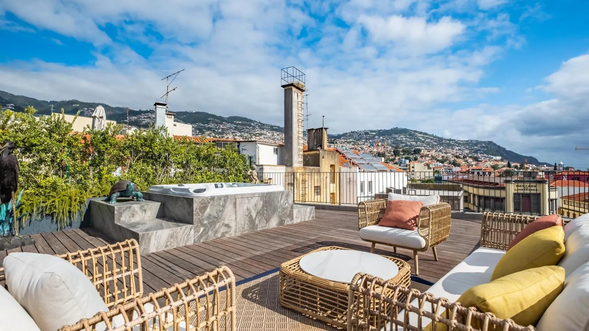 Jacuzzi, Terrace & Infinity Pool At Savoy Insular Apartman Funchal Portugália