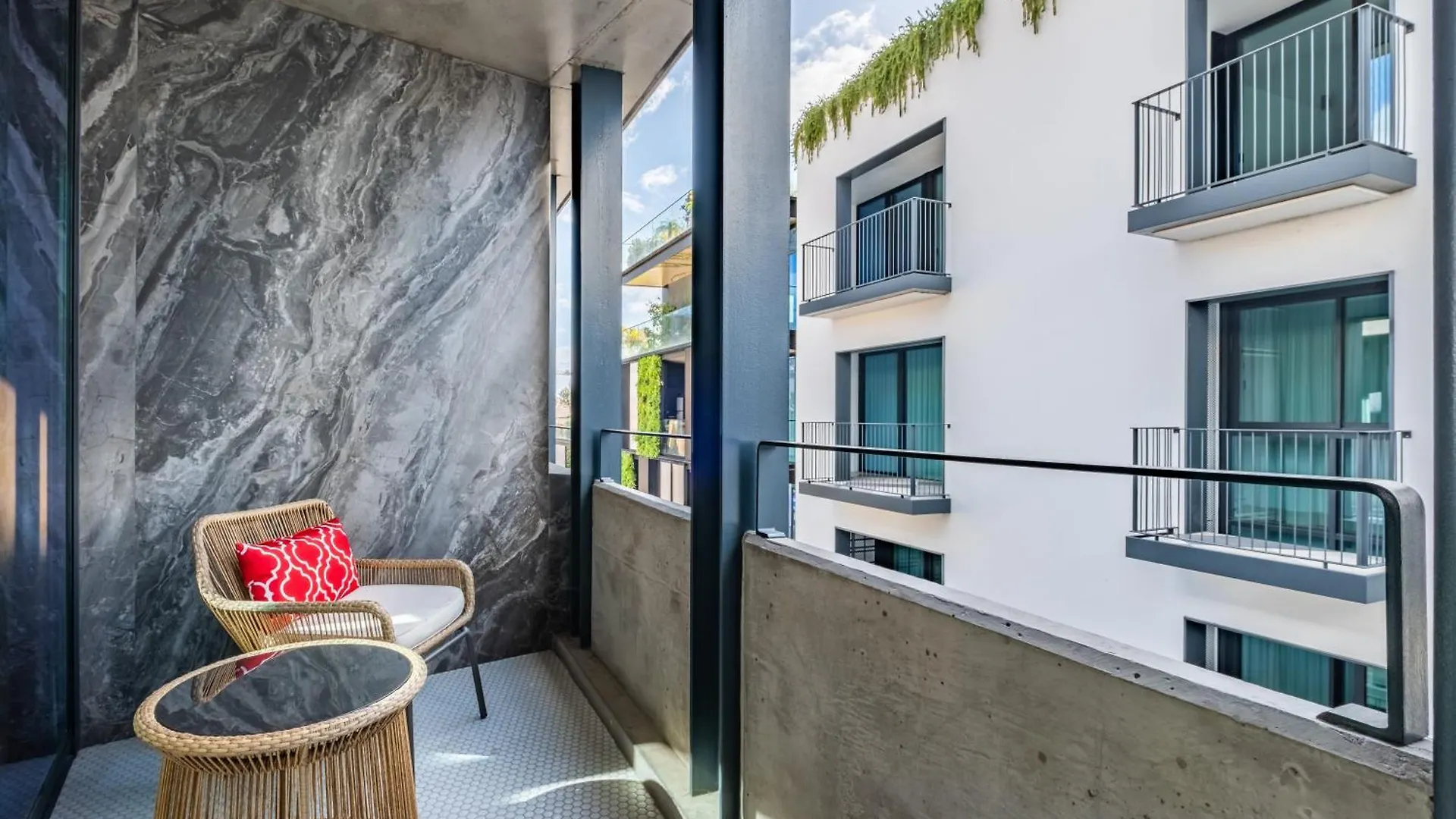 Jacuzzi, Terrace & Infinity Pool At Savoy Insular Apartman Funchal Portugália