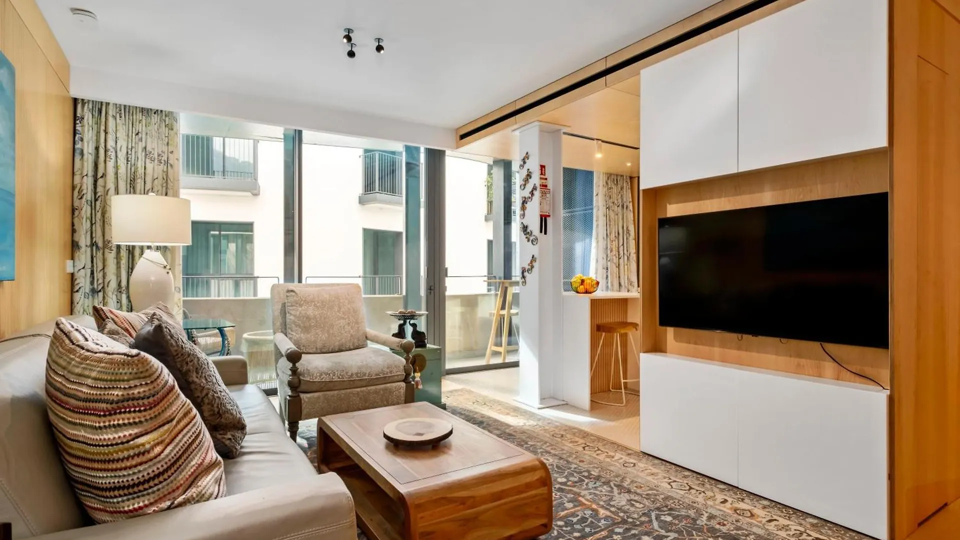 Jacuzzi, Terrace & Infinity Pool At Savoy Insular Apartman Funchal