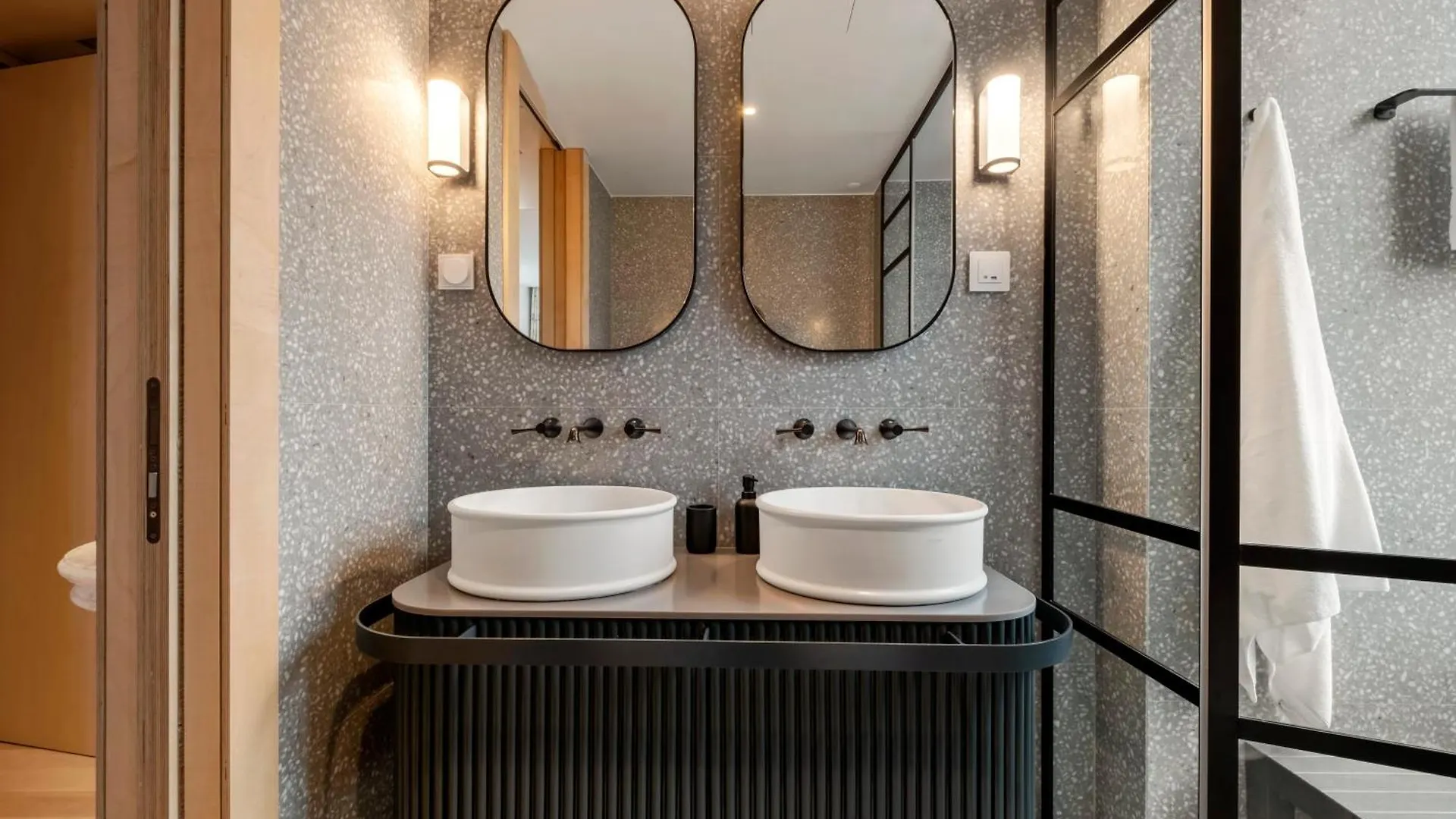 Jacuzzi, Terrace & Infinity Pool At Savoy Insular Apartman Funchal