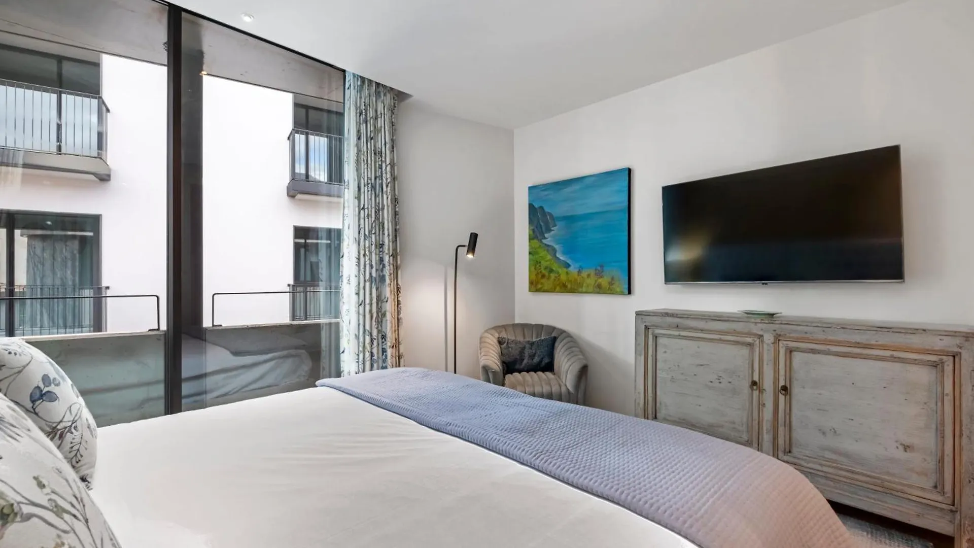 Jacuzzi, Terrace & Infinity Pool At Savoy Insular Apartman Funchal