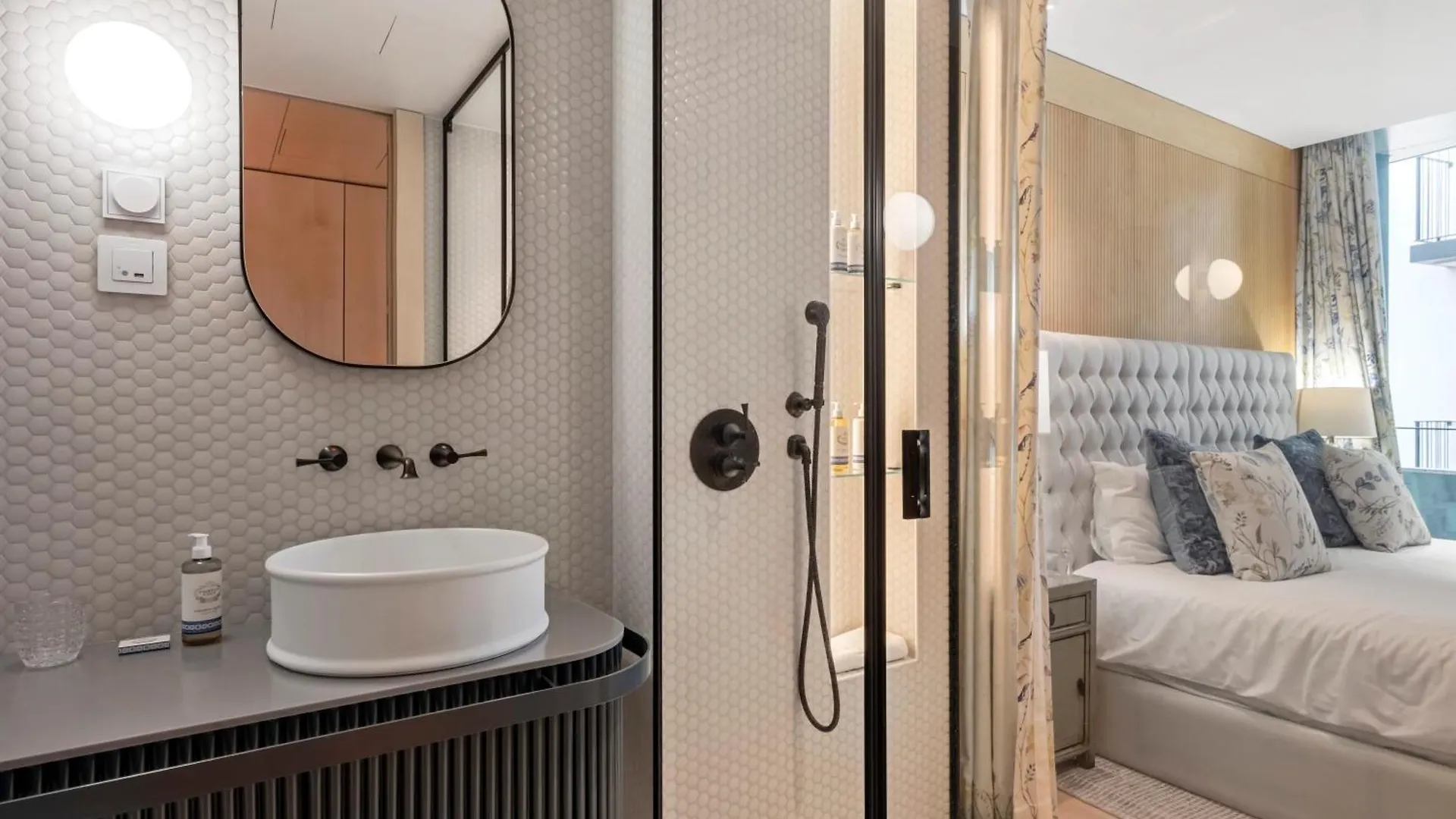Jacuzzi, Terrace & Infinity Pool At Savoy Insular Apartman Funchal