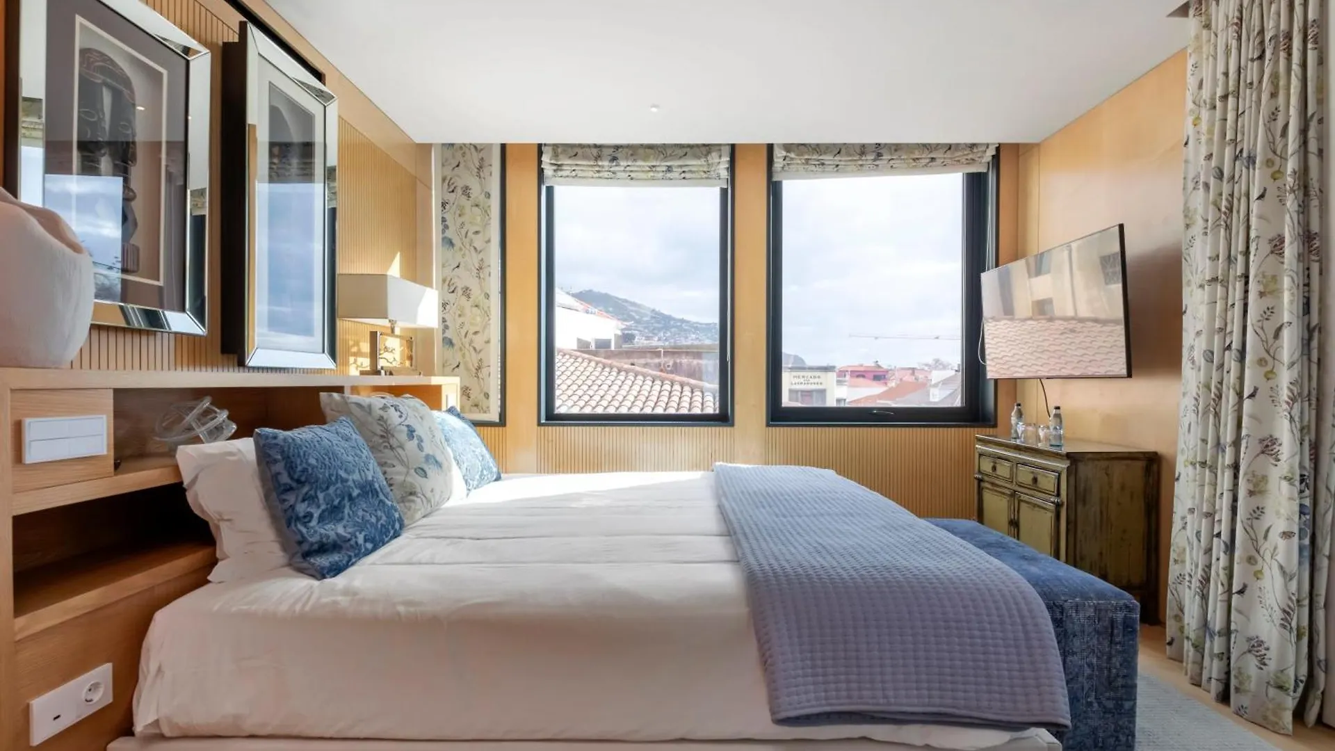 Jacuzzi, Terrace & Infinity Pool At Savoy Insular Apartman Funchal