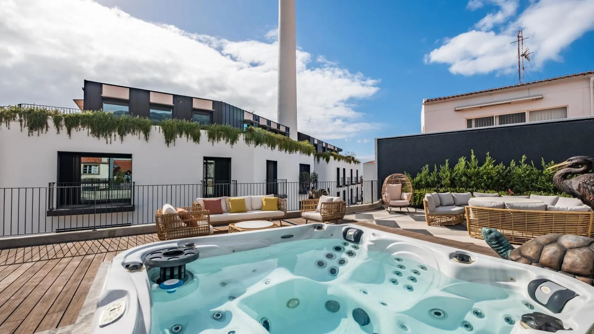 Jacuzzi, Terrace & Infinity Pool At Savoy Insular의 연락처